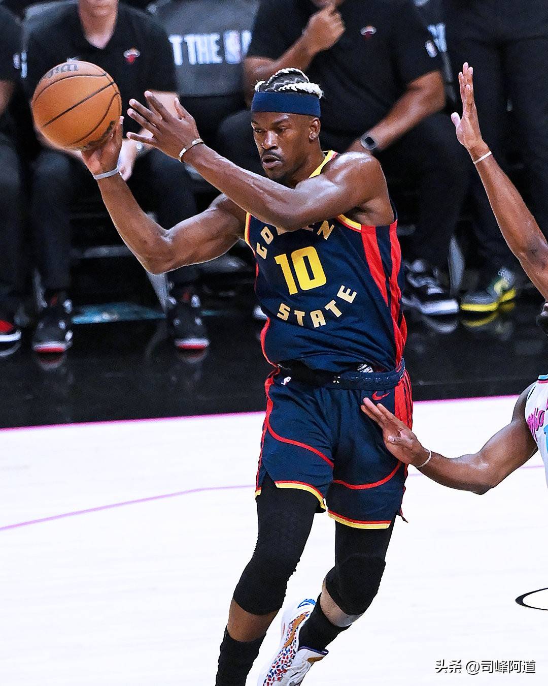 美国队不断突破！，巴特勒连续十二场比赛得分超过晋级下一阶段观众掌声雷动的简单介绍