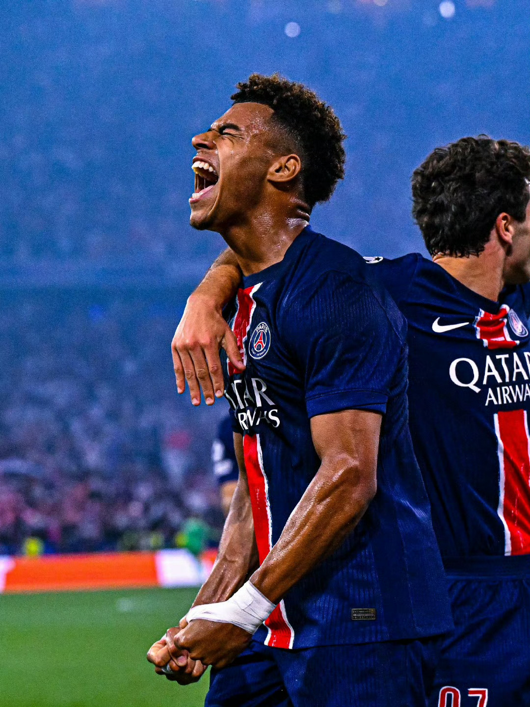 赛地聚焦：英超关键时刻热度飙升，巴黎圣日耳曼篮板制胜，质疑声仍在，临场指挥获称赞的简单介绍