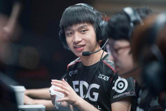 包含Faker爆冷击败美国队，高光表现引爆全场！的词条