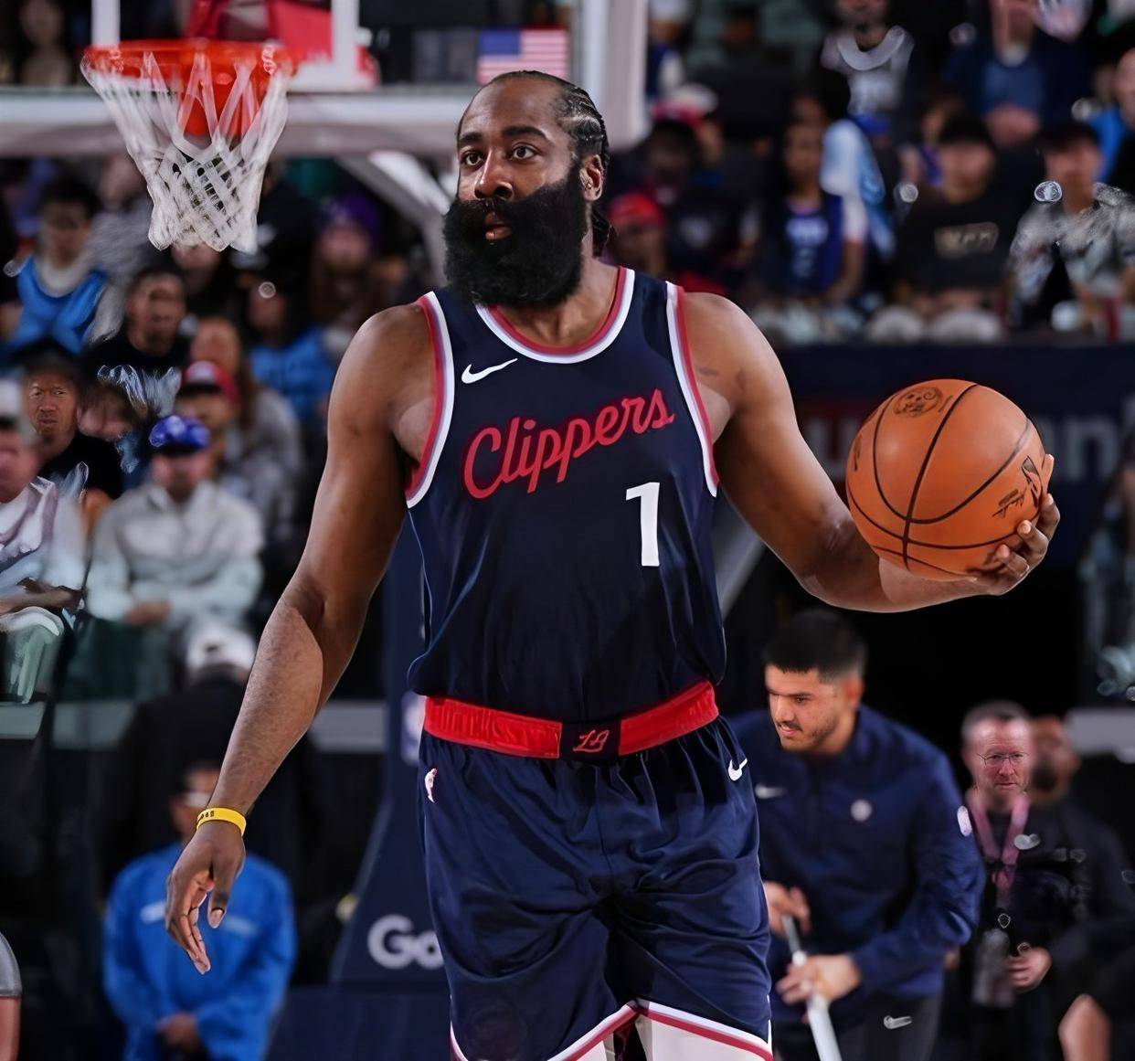 亚博体育-哈登回归赛场，战术调整首场状态亮眼，日本队观众沸腾！的简单介绍